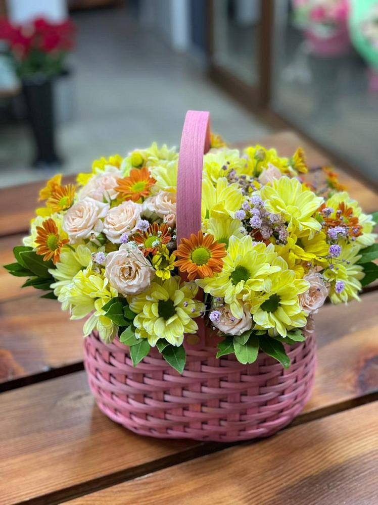 Цветочная композиция из Хризантемы и Розы в корзине в Колывани