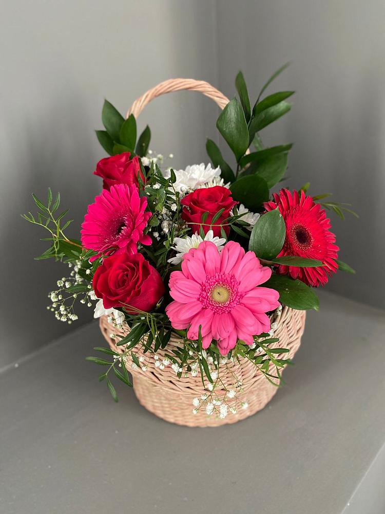 Цветочная композиция из Розы, Хризантемы и Герберы в корзине в Колывани