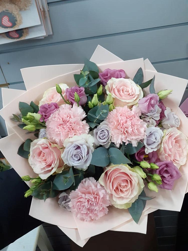 Букет цветов из: Розы, Гвоздики и Лизиантусы в Колывани